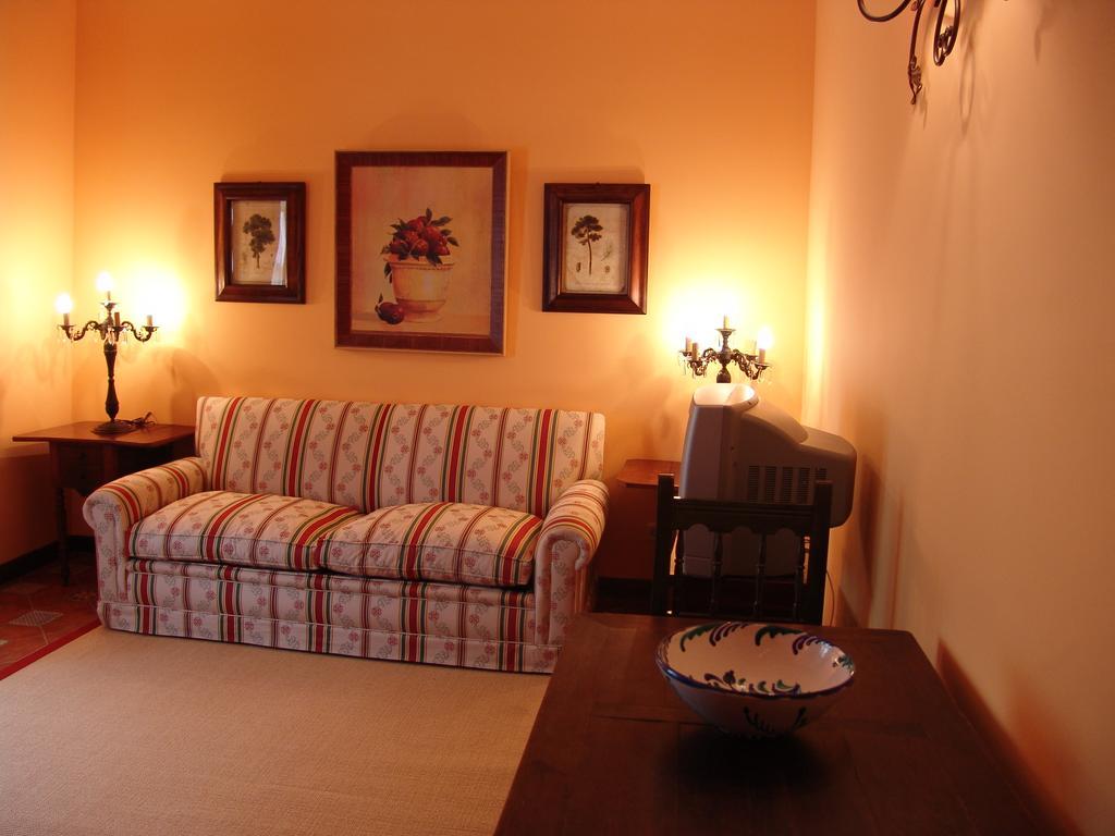 Chinchón Apartamentos La Columna מראה חיצוני תמונה